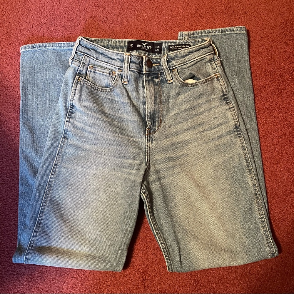 Hollister Ultra High-Rise Mom Jean